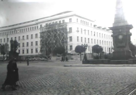Старата сграда на Политехниката до паметника на Васил Левски (днес Квадрат 500)